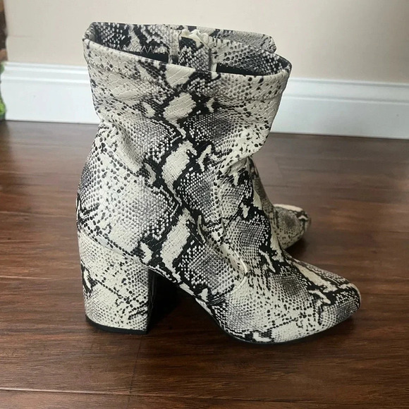 Snakeskin print boots-size 9m Steve Madden- fall fashionable - Picture 8 of 8